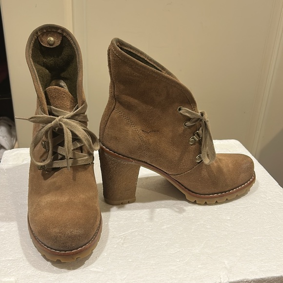 Ugg Calynda Suede laceUp block gummy Heeled ankle boot Sherpa wool lined 7.5 - Picture 7 of 17